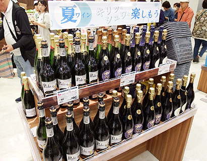イオンスタイル成田では、夏向けにスパークリングワインを重点訴求