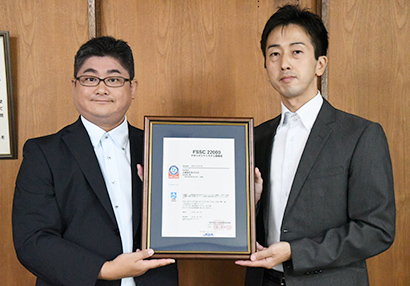 登録証を手に徳本幸瑠社長（左）と増田知哉営業技術課係長