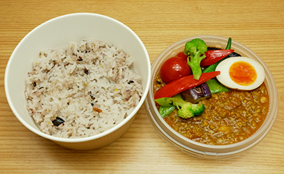 雑穀米と彩り野菜の発酵キーマカレー弁当