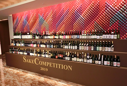 12年にスタートした「サケ・コンペティション」。19年は世界最多となる海外を含む426蔵の市販酒1919点が出品された
