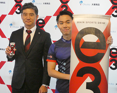 小林一志副部長（左）と新発売の「e3」を持つ「ときど」選手