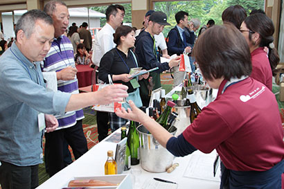長野県産のワイン・シードルに注目が集まった酢徳の総合展示会（6月、軽井沢町）