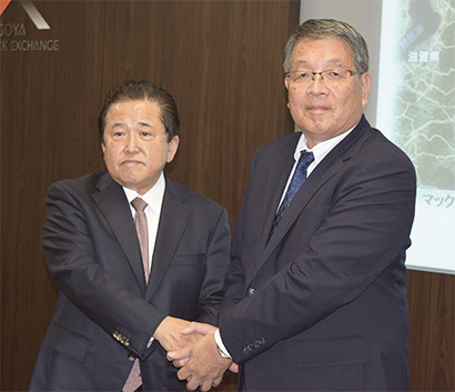 MV東海の鈴木芳知会長（左）と神尾啓治社長（写真は昨年の経営統合発表時）