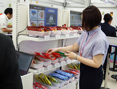 三菱食品が「日本型NR」で紹介したレジレス決済機能。売場で商品を手に取るだけで決済できるウオークスルー型の体験デモ