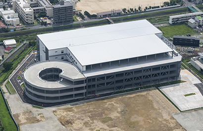 8月に竣工した西日本最大規模の「関西総合センター」。同拠点の完成により12年以来進めてきた全国大型3温度帯汎用センターの設置構想を完了させた