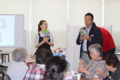 味噌と素材力をPRする藤本智子さん（左）と戸田雅康主事
