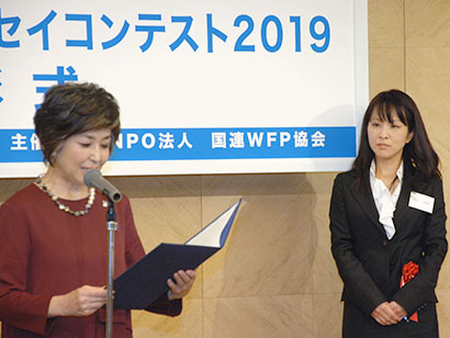 朗読する竹下氏（左）とWFP賞受賞者の川口ひろみさん