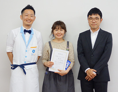 左から西川剛史氏、土方夕暉さん、旭化成ホームプロダクツの宮崎貴文氏