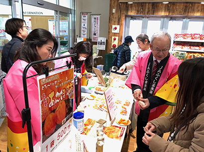 福島県産のあんぽ柿の試食（写真提供＝エフコープ）