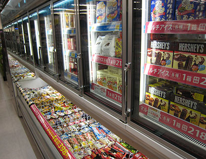 小売店のアイス売場にはたくさんの商品が並ぶ