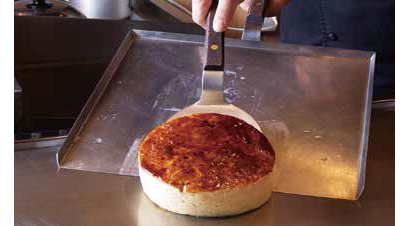 見た目はスフレケーキそのもの。フワフワの軟らかさに焼き上げているため、型崩れしないよう慎重さが要求される。チーズソースをかける前に塗った特製のお好みソースが隠し味だ