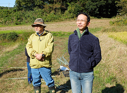 稲刈りを前に関係者にあいさつするイーピービズの南丈裕社長（右）と立正大学の後藤真太郎教授
