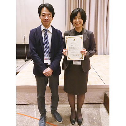 女性研究者奨励賞を受賞した竹本小百合氏（右）と赤川英毅かるしお事業推進室長