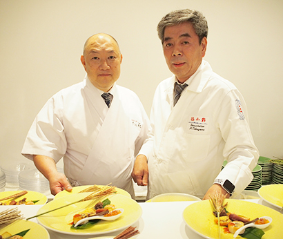 最初のおもてなしの一皿を盛り付ける徳山浩明氏（右）と立花秀明氏