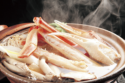 【かにすき】店主自ら仕入れた浜坂漁港の松葉蟹を使用。カニを最高の状態で食べられるよう、客の目の前で調理する。