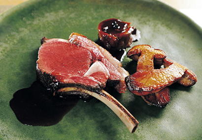 【ロースト／蝦夷鹿背肉とタン元】3歳の牝の蝦夷鹿肉を高温のオーブンで加熱し、休ませる。これを繰り返し、肉のうま味と香りを作り出す。