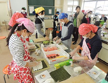 「巻寿司」を作る調理実習も行われた