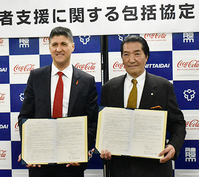 カリン・ドラガンCCBJI社長（左）と松浪健四郎日本体育大学理事長