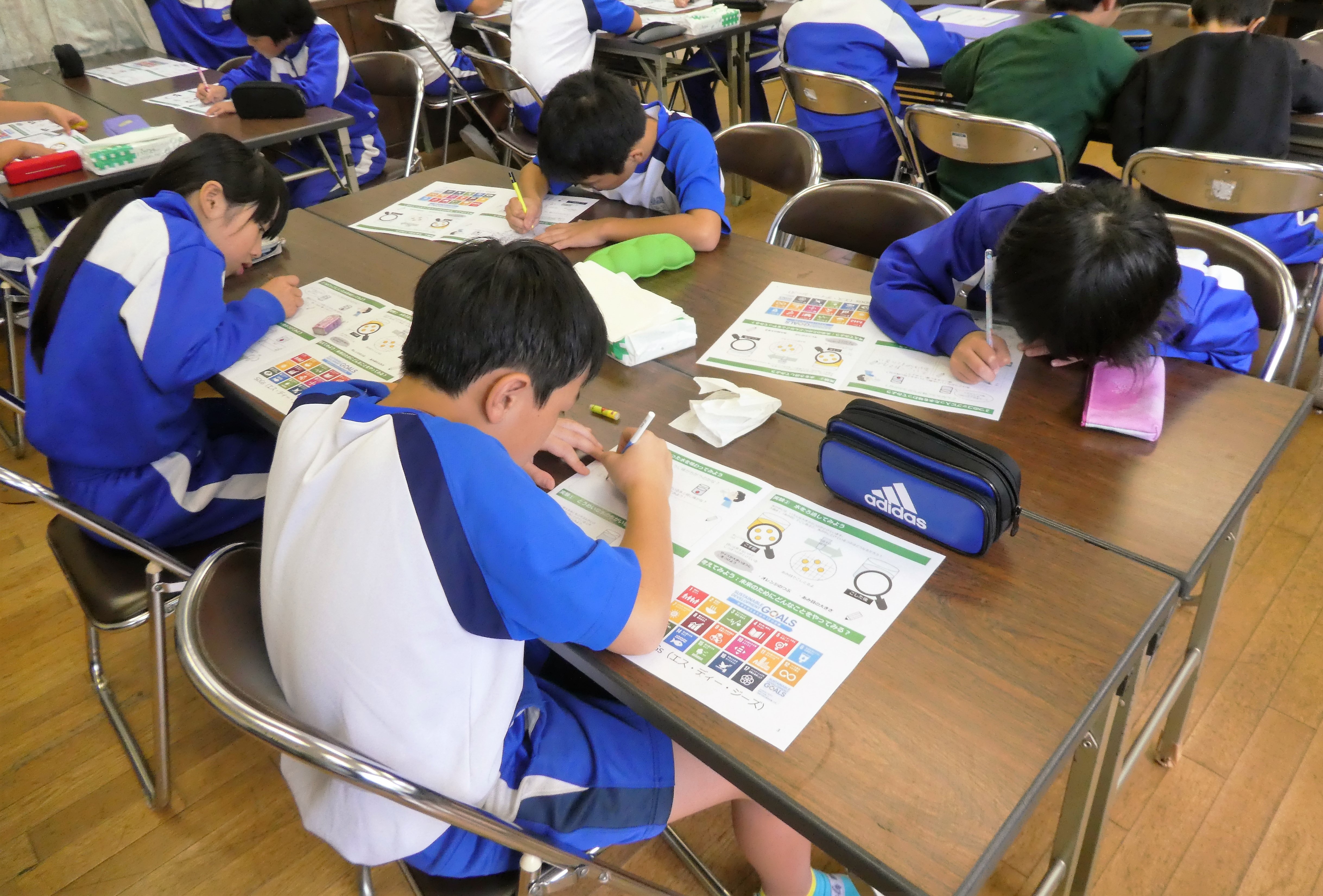 三ツ矢サイダーを題材に小学校で実施している「水の未来と環境教室」