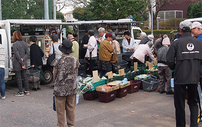 イオン高根木戸店の移動販売は地域住民に大人気。小室公園駐車場では、60人以上のお客さまがお買い物