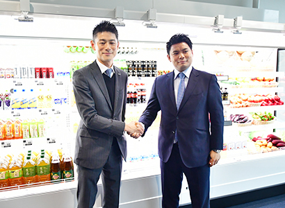 ショーケースの前で、永田洋幸Retail AI社長（右）と福島豪フクシマガリレイ専務