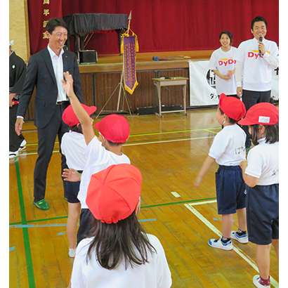 高松富也社長（左奥）も参加して10月に奈良市立伏見南小学校で行われた「踊育－キャリア教育プログラム－」