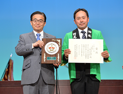 稲垣宏紀代表（右）と大村秀章愛知県知事