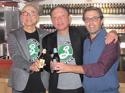 「ブルックリン・ブルワリー」のボトルビールで乾杯する平岡敬規社長（左）、布施孝之社長（中）、ロビン・オッタウェイ社長