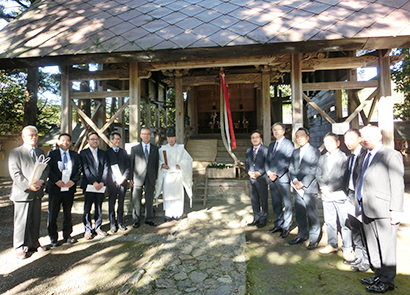 胡麻日吉神社で行われた奉納式では会員企業のごま製品を奉納し五穀豊穣と企業繁栄を祈願した