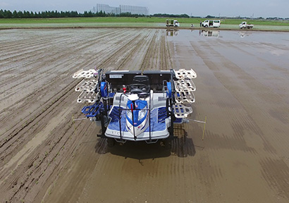 無人農機（写真提供：農業・食品産業技術総合研究機構）