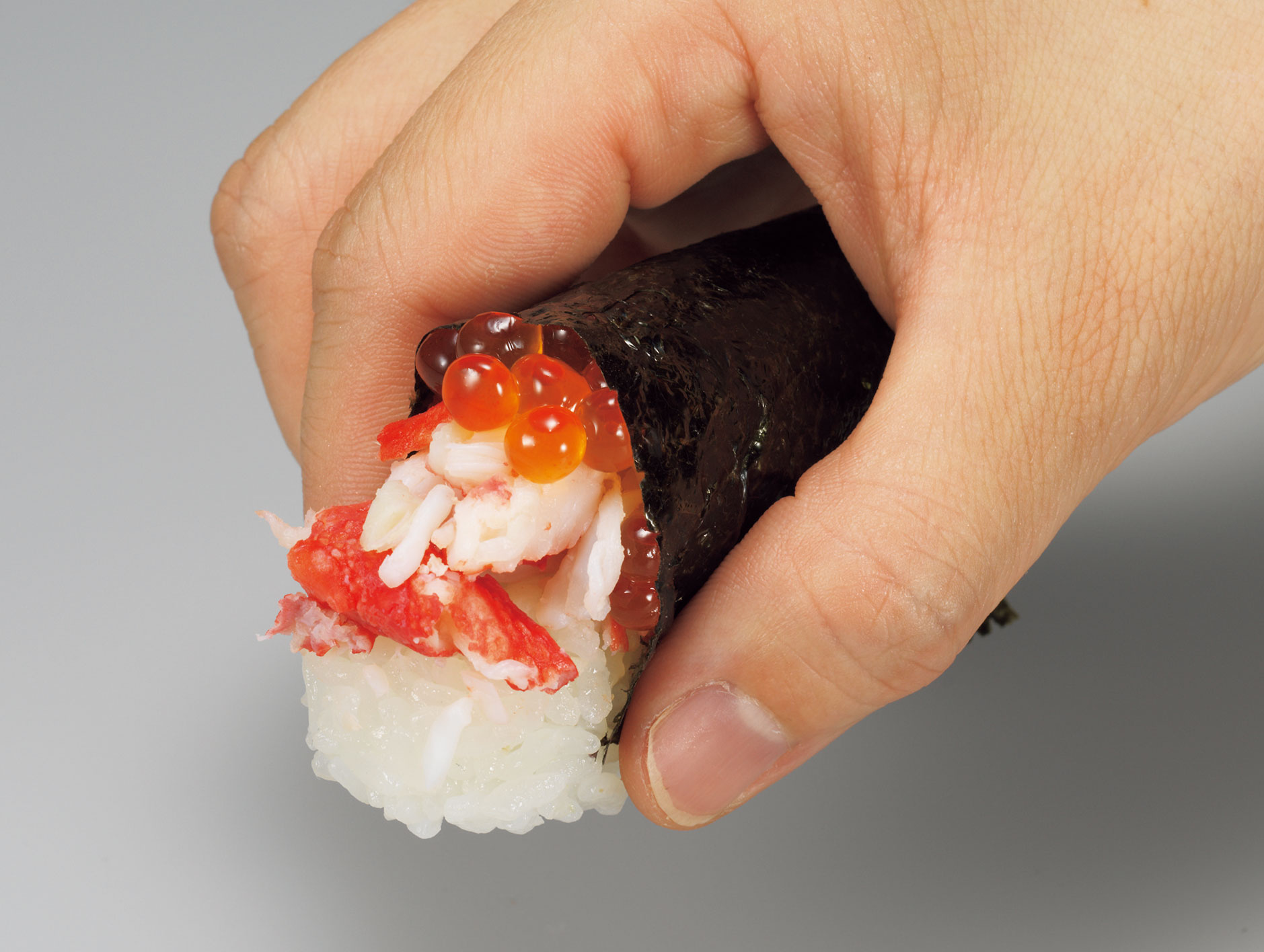 ネタに醤油をたらし、海苔をかぶせ、つかんで食べる「三段つかみ寿司」