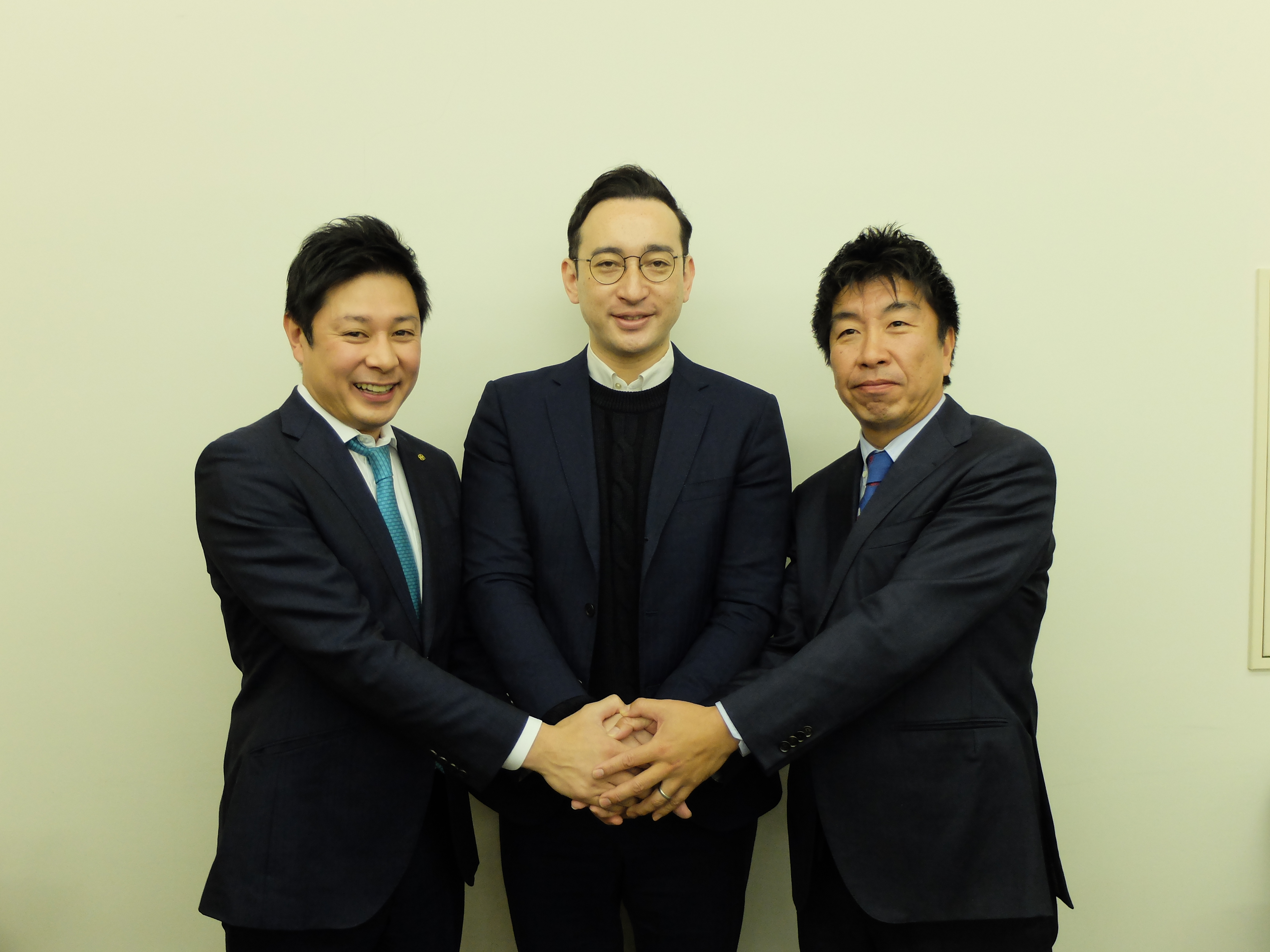 右から旭食品の竹内孝久社長、umamillの佐藤晶洋CEO、旭食品の竹内孝三郞取締役