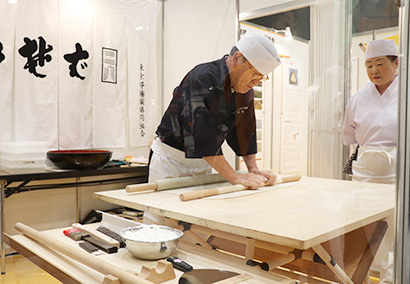「東京二八そば」ブランドを立ち上げた東京都麺類協同組合と新宿製めん協同組合。この日は打ちたて、ゆでたてを無料で振る舞った