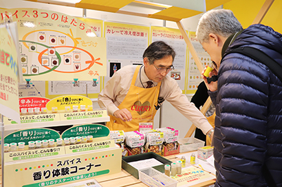 全日本カレー工業協同組合はカレーの効能をパネルで訴求。スパイスの香り体験コーナーも人気だった