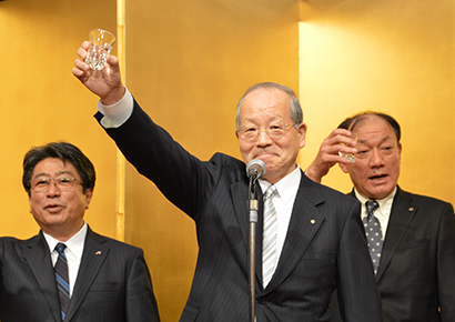 年男を代表して乾杯する明治屋の松沢幸一社長