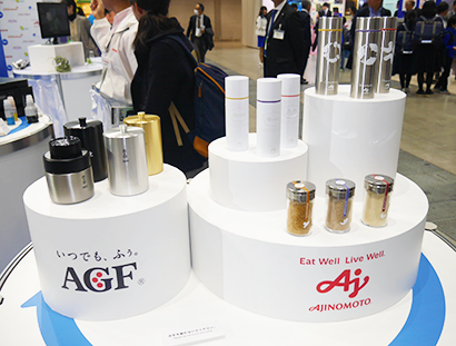 味の素グループが開発したリサイクルできるプロトタイプのLoop容器（右はコンソメ・ほんだし・丸鶏）、左はAGFのコーヒー容器