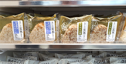 ローソンのおにぎりの棚に並ぶ、ロウカット玄米を使った「おいしい玄米にぎり」シリーズ。CVSおにぎりの女性顧客を開拓
