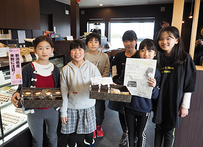 18～19日には小学生たちが店頭に立ち米粉商品をPRし、コメの消費拡大を訴えた