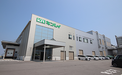 約142haの人工島「ちきりアイランド(阪南2区)」の一角に位置するキンレイ大阪工場。阪神高速湾岸線経由(岸和田南IC)で関西国際空港から車で約10分、大阪市内から約30分と交通アクセスに恵まれている
