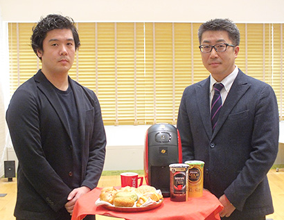 出牛誠ネスレ日本飲料事業本部部長（右）と矢野健太パンフォーユー社長