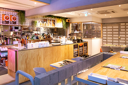 カフェを思わせる落ち着いた店舗デザインは従来の韓国料理店と一線を画す。東京・新大久保の1号店は1日300人を集客