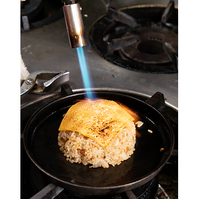 ベジブロスで炊いたチキンライスは固まりづらく崩れやすいため、スライスチーズをのせ、バーナーであぶって形を安定させている、とか