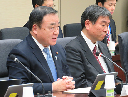 梶山弘志経済産業大臣（左）も出席した第5回の検討会