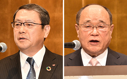 （左）日清食品　中田圭二会長、（右）選考委員長　亀井昭宏早稲田大学 名誉教授