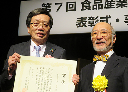 賞状を手にする近澤靖英ダイエー社長（左）と、細田衛士審査委員長