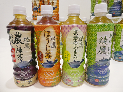 「綾鷹 和柄デザインボトル」左端が新発売の「濃い緑茶」