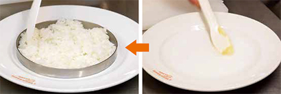 （右）ライスが皿にこびり付かないように、バターを薄く塗る、（左）タルトのように円形に仕上げるために型を使用。直径は16㎝