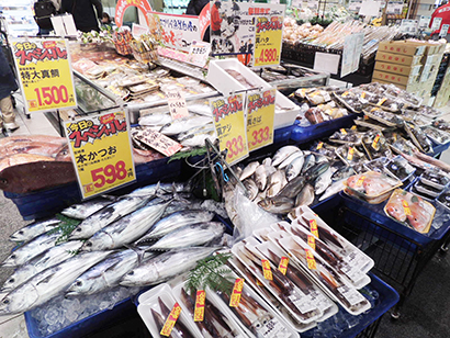 生鮮品は各店の担当者が毎朝市場で目利きして仕入れている＝楠木店鮮魚売場