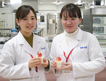 「パンナコッタイチゴをのせて」を手に持つ受賞者の清水咲月さん（右）と杉本真菜さん