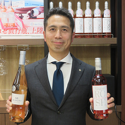 ロゼワインを手に持つ小林隆太ワイン事業部グループリーダー